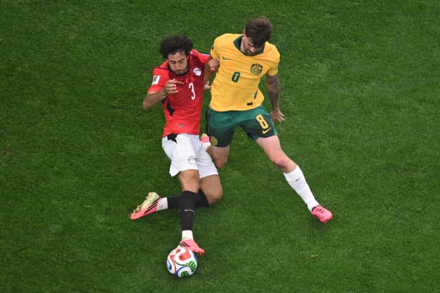 Mohamed Hany (3) de Egipto y Connor Metcalfe (8) de Australia luchan por el balón durante el partido de dieciseisavos de final de la Copa Mundial de Fútbol entre Australia y Egipto en Arlington, Texas, cerca de Dallas, el 3 de julio de 2026. (Jessica Tobias/AP)