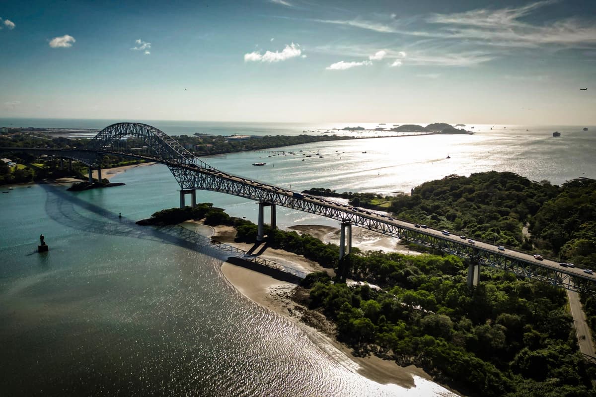 Vista aérea del Puente de las Américas en la entrada del Pacífico del Canal de Panamá, junto al puerto de Balboa en la Ciudad de Panamá, Panamá, el 30 de enero de 2026. (Martin Bernetti/AFP vía Getty Images)