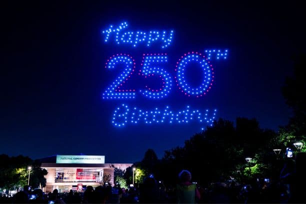 Unos drones forman una figura para celebrar el 250.º aniversario de los Estados Unidos, sobre el Centro Nacional de la Constitución en el Parque Histórico Nacional de la Independencia, el 2 de julio de 2026 en Filadelfia, Pensilvania. (Al Drago/Getty Images)