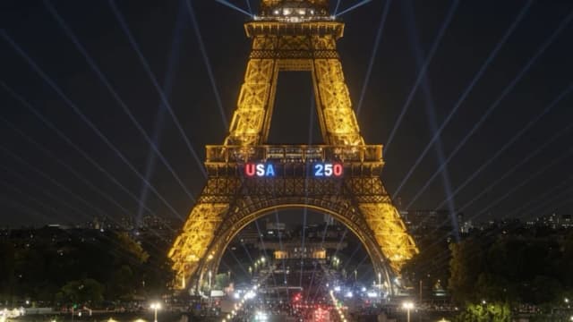 La Torre Eiffel se ilumina con "USA 250" mientras París celebra la Independencia de Estados Unidos