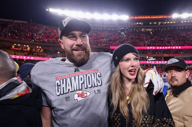 Taylor Swift celebra con Travis Kelce #87 de los Kansas City Chiefs tras derrotar a los Buffalo Bills por 32-29 en el partido por el Campeonato de la AFC en el GEHA Field del Arrowhead Stadium el 26 de enero de 2025 en Kansas City, Missouri. (Jamie Squire/Getty Images).