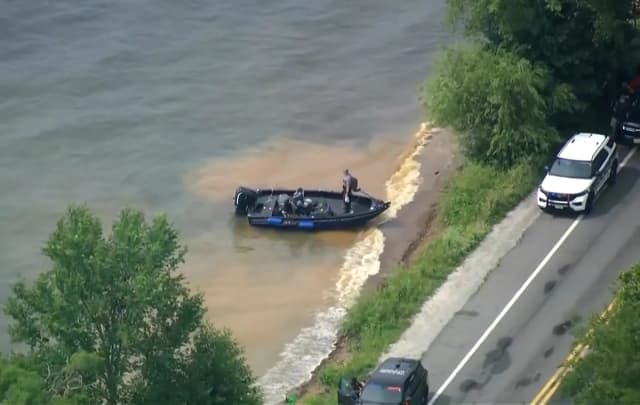 Esta imagen, tomada de un video proporcionado por WISN-TV, muestra a las fuerzas del orden utilizando lanchas de búsqueda en el lago Geneva, Wisconsin, tras recibir llamadas sobre una embarcación volcada el viernes 3 de julio de 2026. (WISN-TV vía AP).