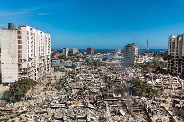 Esta vista aérea muestra edificios destruidos en Caraballeda, estado de La Guaira, Venezuela, el 28 de junio de 2026, tras los sismos. (Miguel MEDINA / POOL / AFP vía Getty Images)