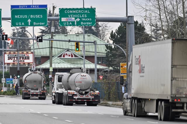 Camiones comerciales se dirigen hacia el puesto fronterizo de Pacific Highway desde el sur de Surrey, Columbia Británica, Canadá, el 26 de noviembre de 2024. (Jennifer Gauthier/Reuters)
