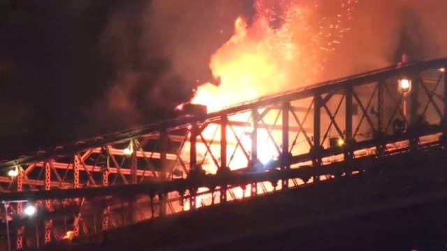 Se desata incendio en el puente de Brooklyn durante espectáculo de fuegos artificiales de Nueva York
