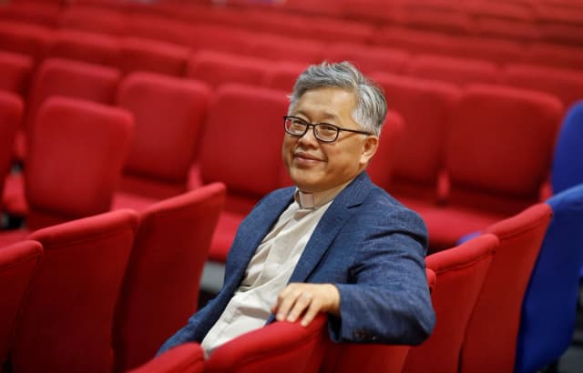 El pastor principal de la iglesia Zion de Beijing, Jin Mingri, posa para unas fotos en el salón de la congregación de la iglesia protestante "doméstica" no oficial de Beijing el 28 de agosto de 2018. (Thomas Peter/Reuters)