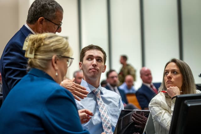 Tyler Robinson, acusado de matar al comentarista conservador Charlie Kirk el año pasado, comparece durante una audiencia en el Tribunal del Cuarto Distrito de Utah, en Provo, Utah, el 11 de diciembre de 2025. (Rick Egan/The Salt Lake Tribune vía AP, Pool)