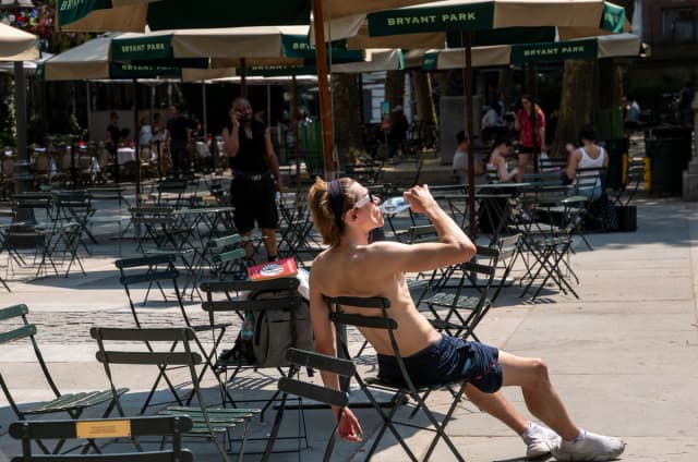La gente intenta refrescarse durante una ola de calor en Bryant Park, en Manhattan, Nueva York, el 1 de julio de 2026. (Spencer Platt/Getty Images)
