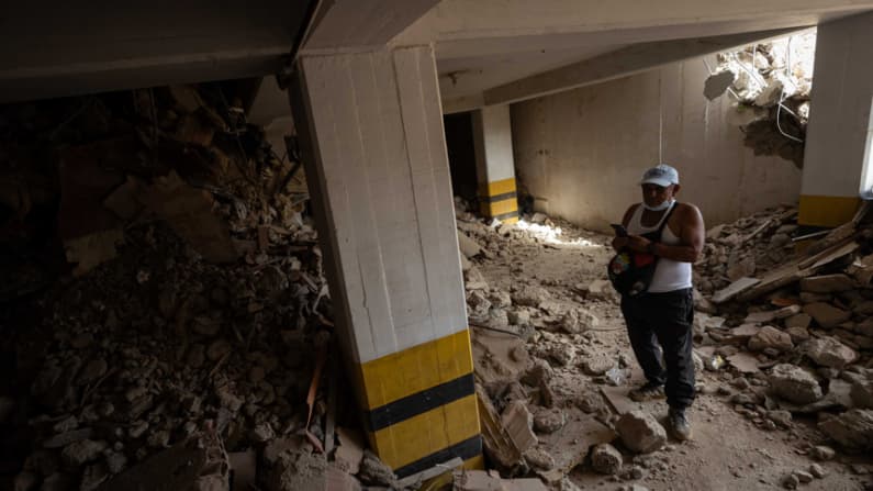 Venezuela se centra en el desescombro y la recuperación de cuerpos tras la salida de rescatistas