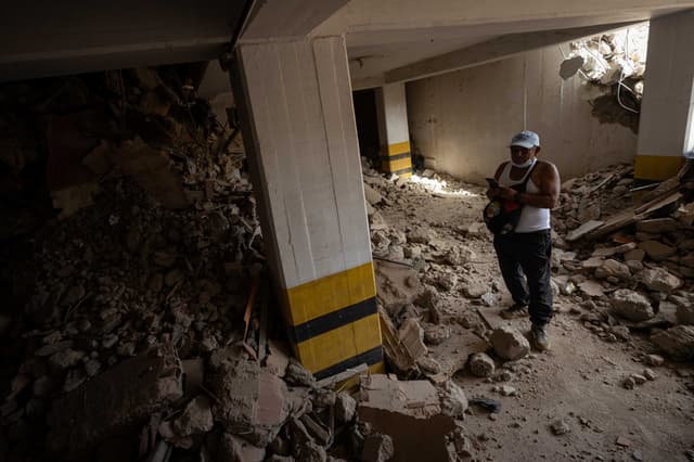 Venezuela se centra en el desescombro y la recuperación de cuerpos tras la salida de rescatistas