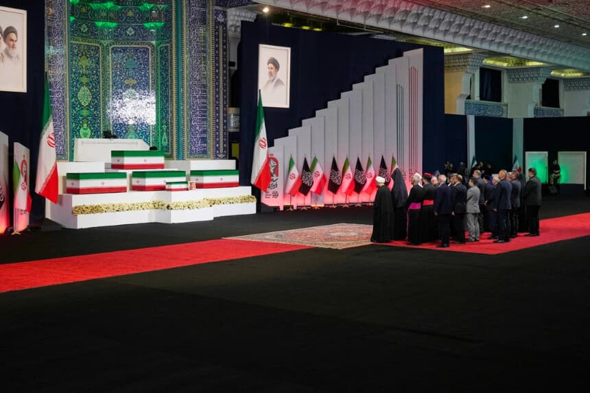 Líderes religiosos iraníes y otras personas en duelo rinden homenaje ante los ataúdes del líder iraní asesinado, el ayatolá Ali Jamenei, y de miembros de su familia, durante una ceremonia de velorio previa a los ritos fúnebres en la Gran Mezquita Mosalla del Imán Jomeini, en Teherán, Irán, el 3 de julio de 2026. (Vahid Salemi/AP).