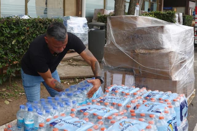 Un hombre organiza donaciones para los afectados por los terremotos en Venezuela, en la ciudad de Panamá, Panamá. (EFE/ Carlos Lemos)