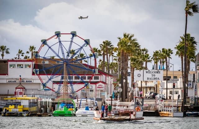 Los transbordadores de Balboa Island cruzan el puerto de Newport Beach el 29 de diciembre de 2021. (John Fredricks/The Epoch Times)