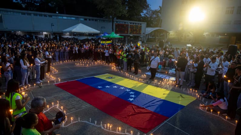 Cientos de venezolanos realizan vigilias en homenaje a las víctimas de los terremotos