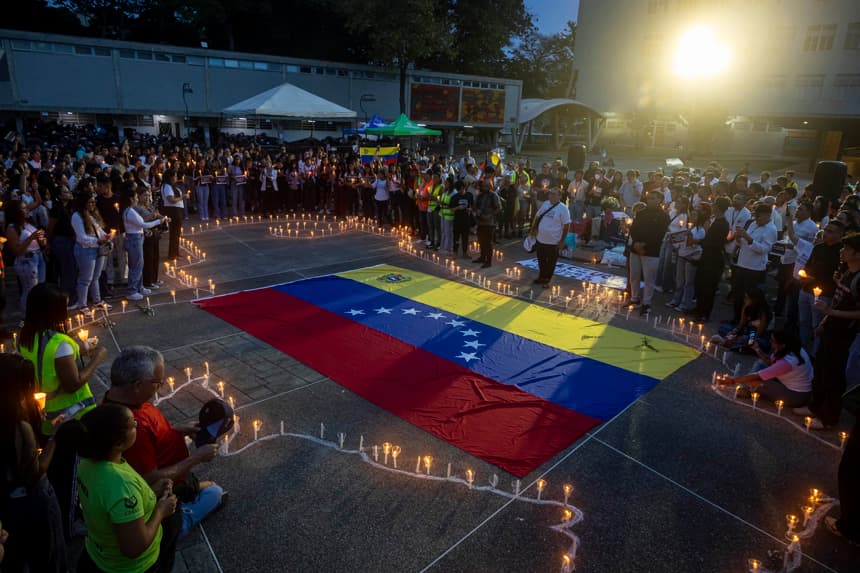 Un grupo de personas participa en una vigilia en honor las victimas de los terremotos este domingo, en Caracas. Cientos de personas en dos ciudades de Venezuela rindieron homenaje en vigilias a los al menos 3342 muertos que dejaron los terremotos del 24 de junio y se solidarizaron con los miles de heridos y con los que perdieron sus viviendas, principalmente en la devastada región de La Guaira. (EFE/ Miguel Gutiérrez)