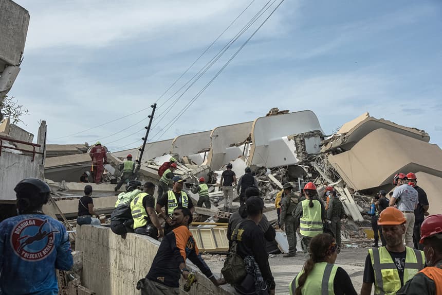 Rescatistas trabajan en un operativo para salvar a Fabio, un niño de nueve años que lleva ocho días entre los escombros de una edificación derrumbada por el doble terremoto que ha dejado más de 2.290 muertos, este jueves, en Caraballeda, Venezuela. (EFE/ Henry Chirinos)