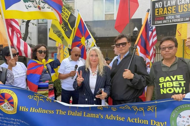 Casi 100 personas de diversas comunidades étnicas se manifestaron frente al consulado chino en Los Ángeles el 1 de julio de 2026, para condenar el uso que hace el Partido Comunista Chino de la Ley de Promoción de la Unidad Étnica y el Progreso con el fin de justificar la represión transnacional y socavar la diversidad cultural. (Ma Shangen/The Epoch Times).