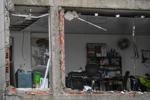Vista del edificio de la Organización Social destruido por un auto bomba en Arauca, Colombia, cerca de la frontera con Venezuela, el 23 de enero de 2022. (JUAN BARRETO/AFP vía Getty Images)
