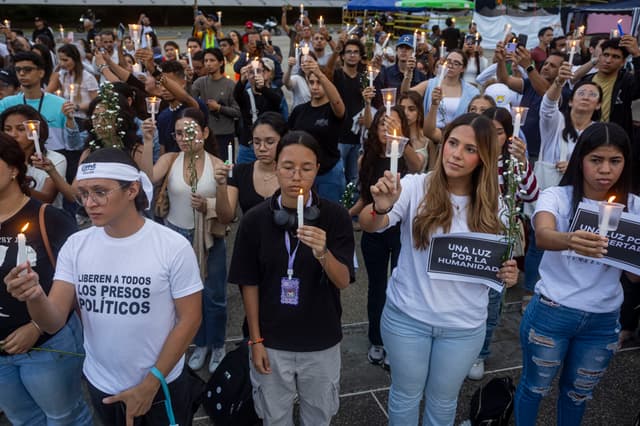 Un grupo de personas participa en una vigilia en honor las victimas de los terremotos este domingo, en Caracas (VEFE/ Migul Gutiérrez)