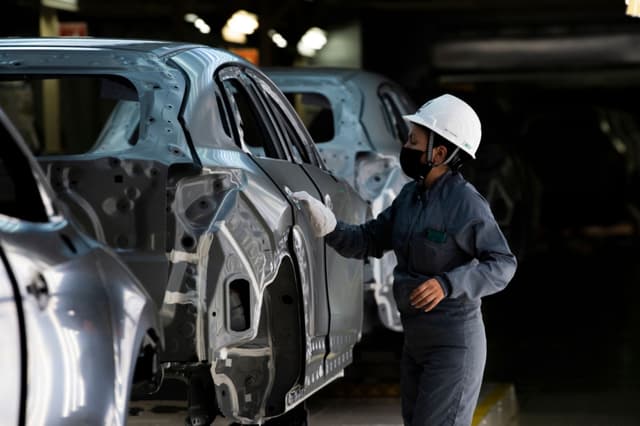 Un empleado trabaja en la línea de pintura de automóviles en la planta de Mazda en Salamanca, estado de Guanajuato, México, el 9 de noviembre de 2022. (CLAUDIO CRUZ/AFP vía Getty Images)