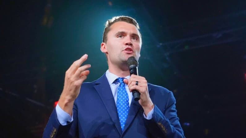 Maestra de Georgia recibe una indemnización por una publicación sobre el asesinato de Charlie Kirk
