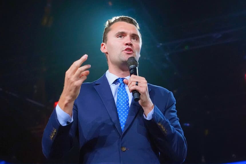 El fundador de Turning Point USA, Charlie Kirk, toma la palabra en un evento de Turning Point antes de la intervención del senador JD Vance (R-Ohio) —candidato republicano a la vicepresidencia—, en Mesa, Arizona, el 4 de septiembre de 2024. (Ross D. Franklin/AP).