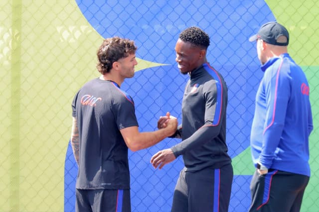 Christian Pulisic, n.º 10, y Folarin Balogun, n.º 20, de la selección de Estados Unidos, conversan durante una sesión de entrenamiento previa al partido de octavos de final de la Copa Mundial de la FIFA 2026, en la Universidad de Washington, en Seattle, Washington, el 5 de julio de 2026. (Jamie Squire/Getty Images).