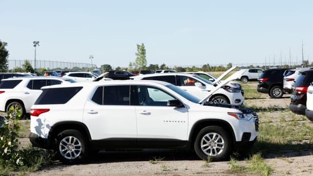 GM retira 14,500 SUVs Vistiq por riesgo para niños en la tercera fila
