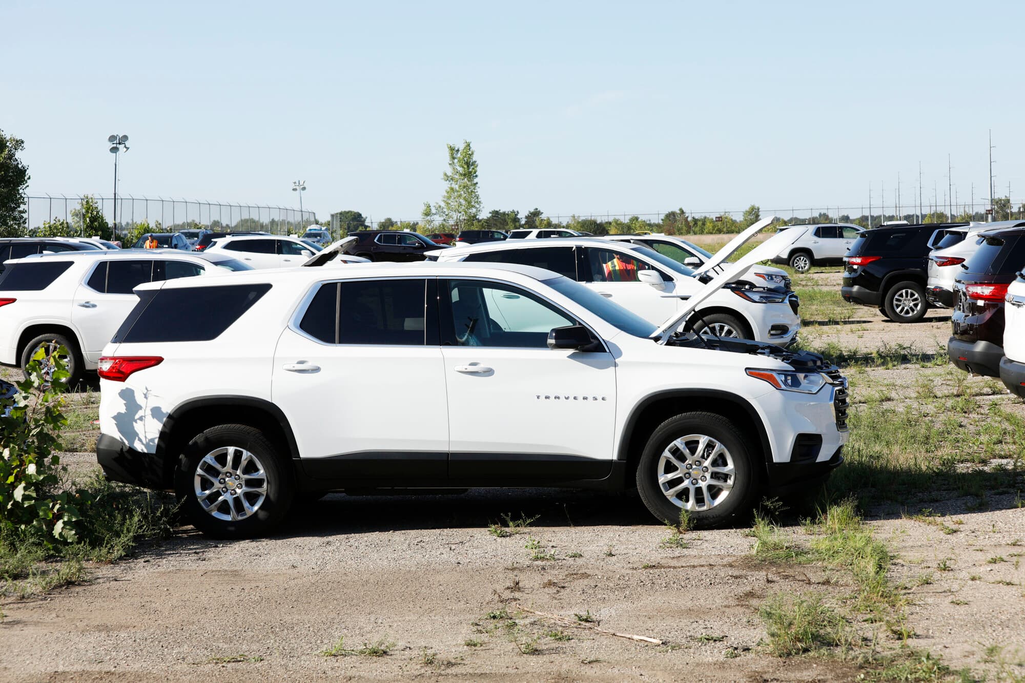 GM retira 14,500 SUVs Vistiq por riesgo para niños en la tercera fila
