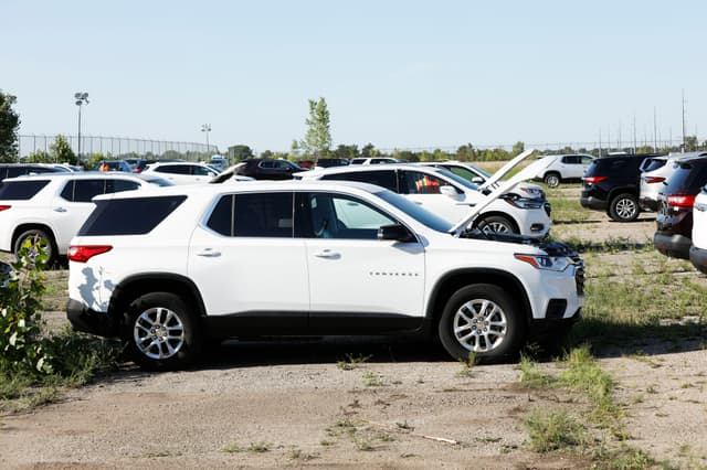 Motors se encuentran en un estacionamiento de almacenamiento el 2 de septiembre de 2021 en Lansing, Míchigan. (Bill Pugliano/Getty Images)