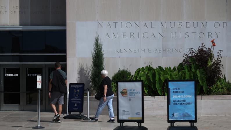 Informe de la Casa Blanca acusa a líderes del Smithsonian de "activismo político extremo"