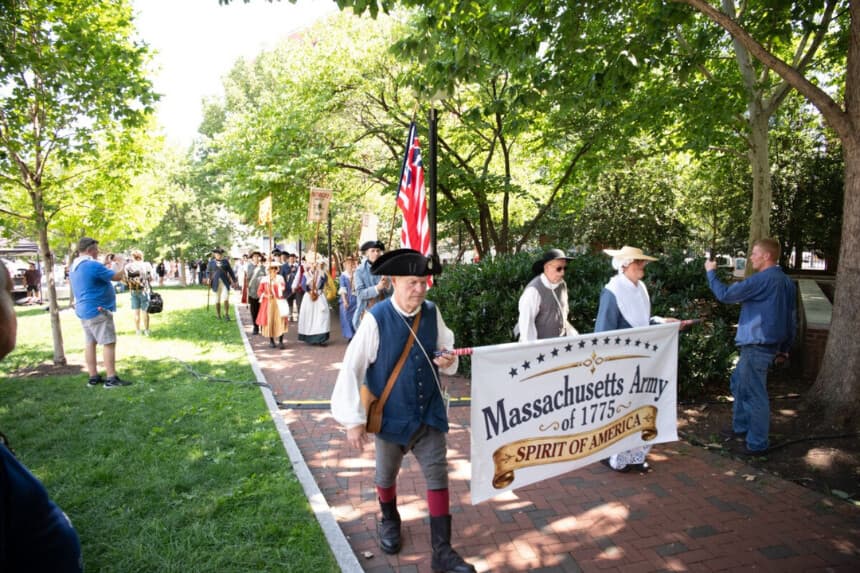 A pesar de que las temperaturas rozaban los 38 grados Celsius, miles de artistas y visitantes se congregaron en el Independence Mall de Filadelfia el 3 de julio de 2026 para celebrar el 250 aniversario de la independencia de Estados Unidos. (Larry Dye/The Epoch Times).