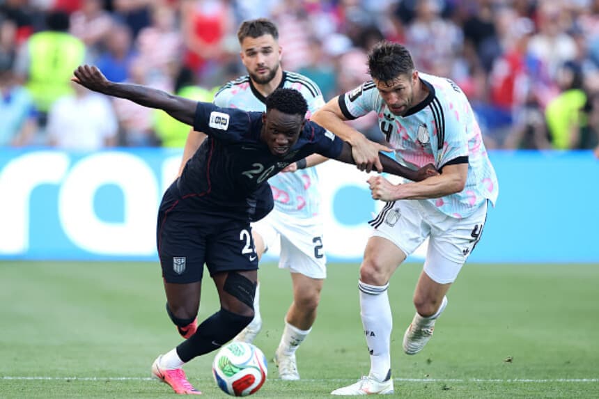 Folarin Balogun, número 20 de Estados Unidos, disputa el balón con Brandon Mechele, número 4 de Bélgica, durante el partido de octavos de final de la Copa Mundial de la FIFA 2026 entre Estados Unidos y Bélgica, disputado en el Seattle Stadium el 6 de julio de 2026 en Seattle, Washington. (Alex Grimm/Getty Images).