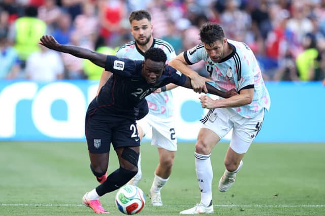 Folarin Balogun, número 20 de Estados Unidos, disputa el balón con Brandon Mechele, número 4 de Bélgica, durante el partido de octavos de final de la Copa Mundial de la FIFA 2026 entre Estados Unidos y Bélgica, disputado en el Seattle Stadium el 6 de julio de 2026 en Seattle, Washington. (Alex Grimm/Getty Images).