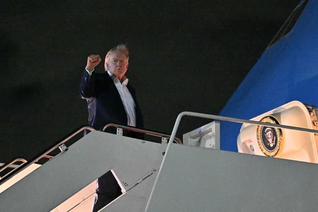 El presidente Donald Trump sube al Air Force One antes de partir de la Base Conjunta Andrews, en Maryland, para volar a Evian-les-Bains, Francia, con motivo de la cumbre del G7 el 15 de junio de 2026. (Mandel Ngan/AFP vía Getty Images)