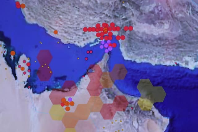Puntos de conflicto e interrupciones en el estrecho de Ormuz en abril, representados en un mapa digital creado en la Universidad Helmut Schmidt, en Berlín, Alemania, el 27 de mayo de 2026. (Sean Gallup/Getty Images).