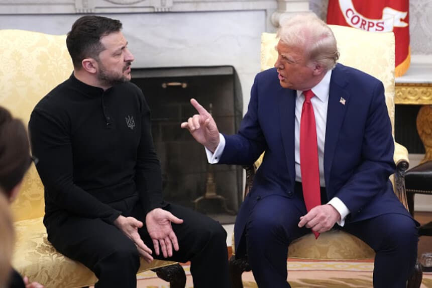 El presidente estadounidense Donald Trump y el presidente ucraniano Volodimir Zelensky se reúnen en el Despacho Oval de la Casa Blanca el 28 de febrero de 2025 en Washington. La reunión abordó un acuerdo preliminar sobre los recursos minerales de Ucrania. (Andrew Harnik/Getty Images).