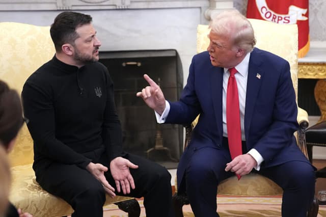El presidente estadounidense Donald Trump y el presidente ucraniano Volodimir Zelensky se reúnen en el Despacho Oval de la Casa Blanca el 28 de febrero de 2025 en Washington. La reunión abordó un acuerdo preliminar sobre los recursos minerales de Ucrania. (Andrew Harnik/Getty Images).