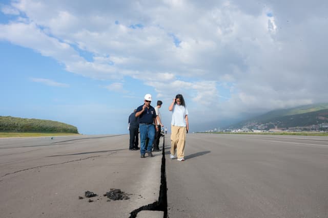 Fotografía cedida de la presidenta encargada de Venezuela, Delcy Rodríguez (d), inspeccionando los trabajos de recuperación del aeropuerto del Aeropuerto Internacional Simón Bolívar este 6 de julio de 2026. (EFE/ Palacio de Miraflores)