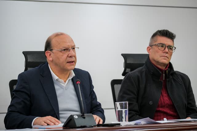 Fotografía cedida por la Presidencia de Colombia que muestra al ministro de Hacienda y coordinador del equipo de transición del Gobierno saliente, Germán Ávila (i), hablando durante una declaración televisada a este martes, en Bogotá (EFE/ Presidencia de Colombia)