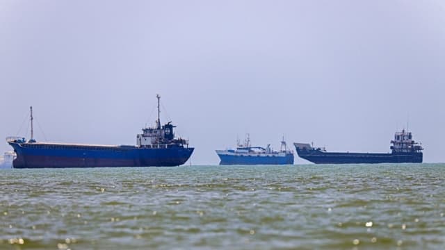 Atacan tres petroleros en el Estrecho de Ormuz, según organización militar del Reino Unido