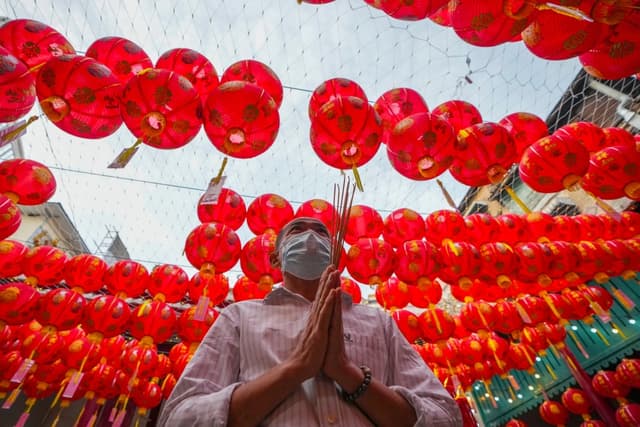 Un tailandés de origen chino reza en el santuario de Kwong Siew para celebrar el Año Nuevo Lunar en Bangkok, Tailandia, el 29 de enero de 2025. (Sakchai Lalit/AP Photo)