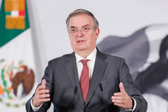 El secretario de Economía de México, Marcelo Ebrard, habla durante una rueda de prensa este jueves, en Palacio Nacional de Ciudad de México (EFE/ Isaac Esquivel)