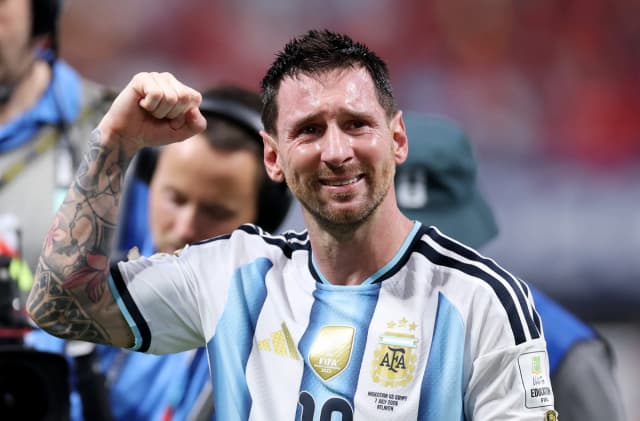 Lionel Messi, número 10 de Argentina, celebra tras la victoria por 3–2 durante el partido de octavos de final de la Copa del Mundo de la FIFA 2026 entre Argentina y Egipto en el Estadio de Atlanta, en Atlanta, Georgia, el 7 de julio de 2026. (Justin Setterfield/Getty Images)