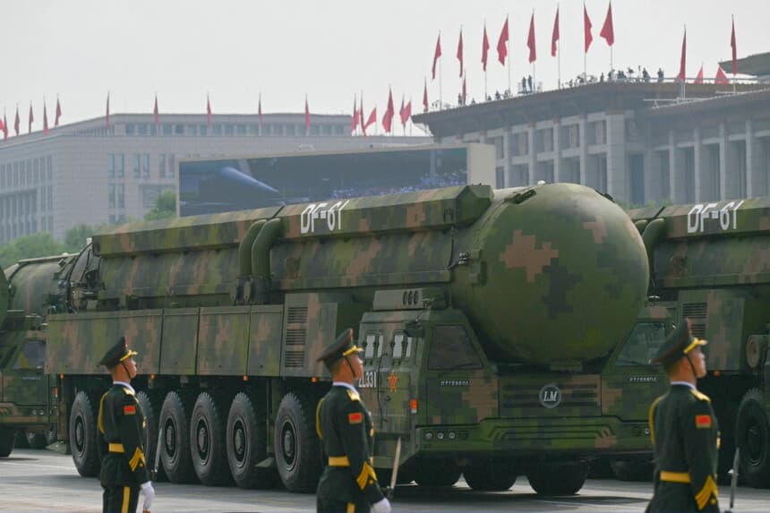 Se observa el misil balístico intercontinental DF-61 durante un desfile militar que conmemora el 80.º aniversario de la victoria sobre Japón y el fin de la Segunda Guerra Mundial, en la Plaza de Tiananmen de Pekín, el 3 de septiembre de 2025. (Greg Baker / AFP vía Getty Images).