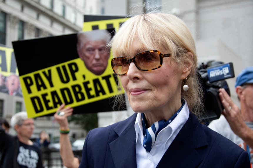 E. Jean Carroll sale de la corte federal de apelaciones de Manhattan tras las alegaciones en una apelación de la sentencia presentada por el expresidente de EE. UU. Donald Trump, en la ciudad de Nueva York, el 6 de septiembre de 2024. (LEONARDO MUÑOZ/AFP vía Getty Images)
