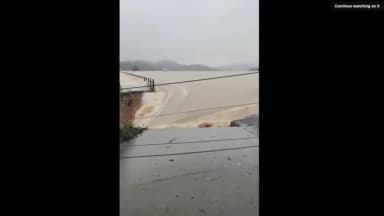 "¿Cómo no íbamos a inundarnos?": Puerto chino en Guangxi inundado por presa rota y fuga de cobras
