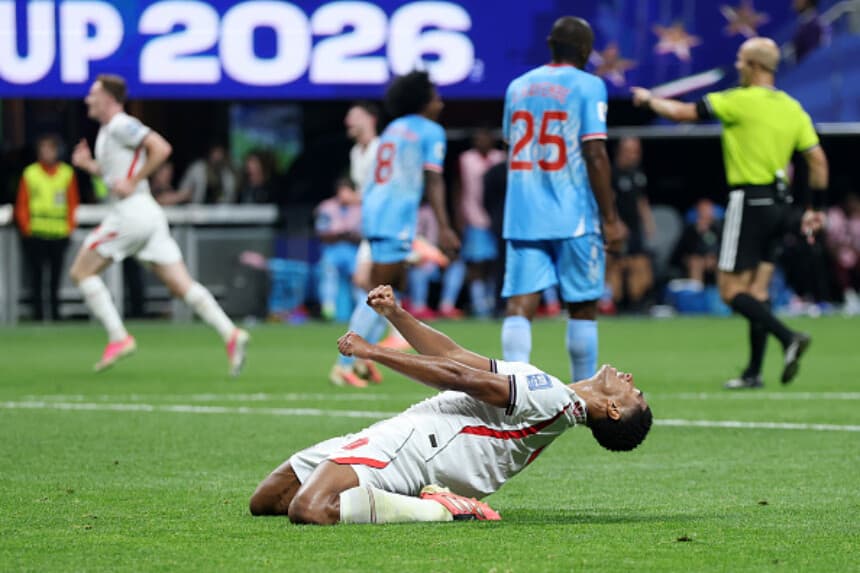 Jude Bellingham celebra el segundo gol de Inglaterra, anotado por Harry Kane, durante el partido de dieciseisavos de final de la Copa Mundial de la FIFA 2026 ante la República Democrática del Congo, en el Estadio de Atlanta, Georgia, el 1 de julio de 2026. (Richard Pelham/Getty Images).