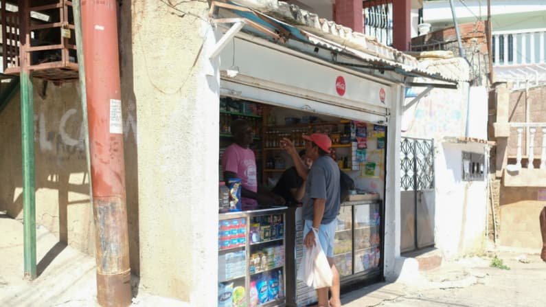 Pese a la devastación, locales reanudan operaciones para evitar el cierre en La Guaira