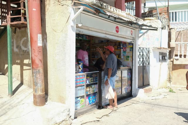 Una persona compra productos este martes, en Caraballeda, Venezuela. El Consejo Nacional del Comercio y los Servicios (Consecomercio) advierte de que no hay un censo real de los comercios afectados por los terremotos, pero estima que más de 250 pequeños y medianos comercios en La Guaira se vieron afectados, bien sea por pérdida total o parcial. (EFE/ Xaume Olleros)